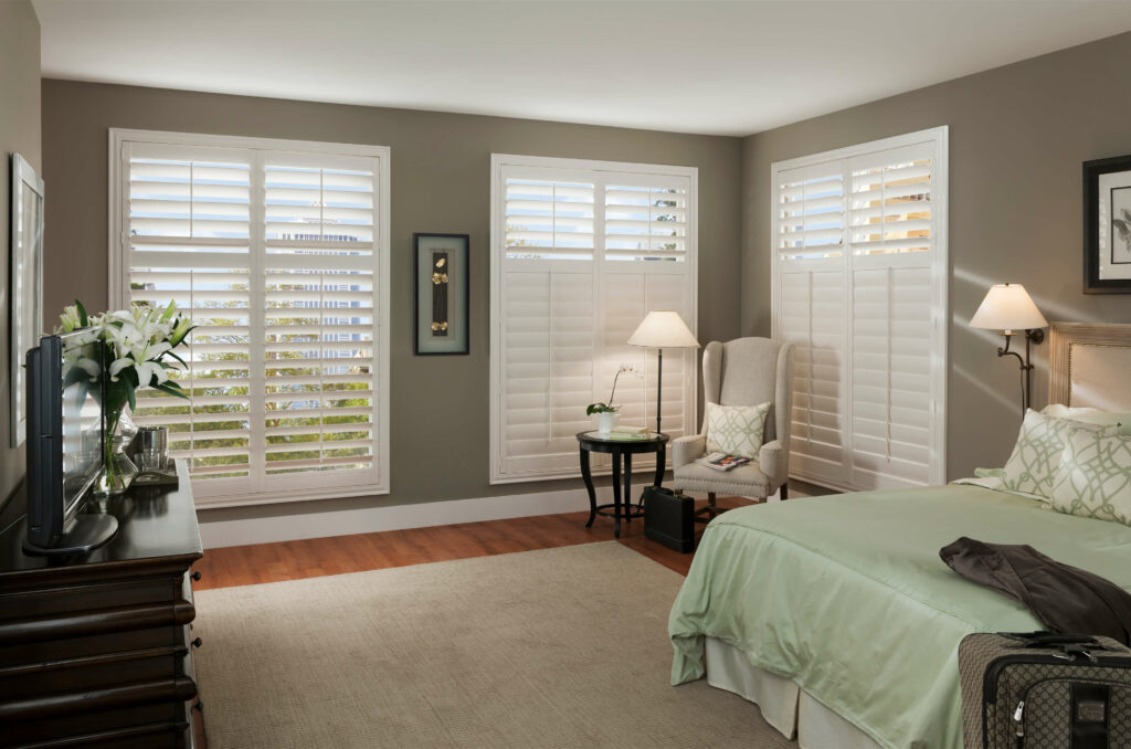 Plantation shutters with Divider Rail